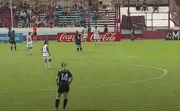 Árbitra expulsa adepto do estádio depois de muitos insultos