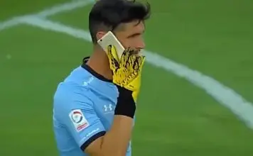 Guarda-redes atende chamada de telemóvel que atiraram para o relvado