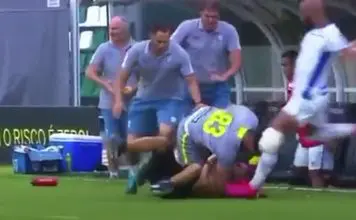 Jogador de Augusto Inácio dá pontapé a colega de equipa ao tentar agredir adepto