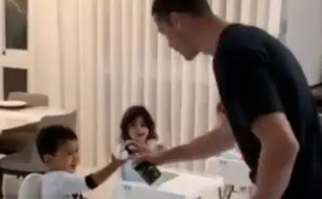Cristiano Ronaldo ensina os filhos pequenos a desinfectarem as mãos