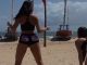 Mulheres fazem vídeo com coreografia na praia
