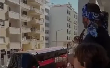 Adeptos do FC Porto recebem autocarro de Benfica em Portimão com música