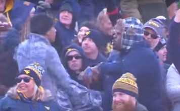 Dois amigos encenam grande batalha de dança em jogo de futebol