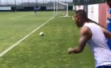 Quaresma ensina colega a marcar cantos descalço