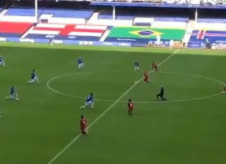 Sadio Mané esquece-se de homenagem e desata a correr enquanto jogadores estão ajoelhados