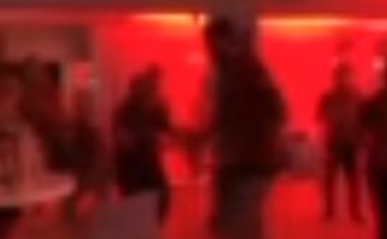 Treinador do Liverpool mostra dotes de dança em festejo do título