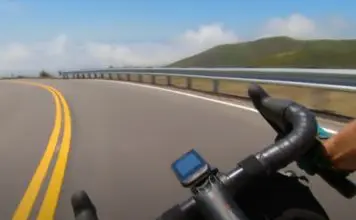 Ciclista atinge os 75 Km/h a fazer uma descida perfeita