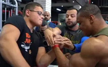 Jovem vence todos os duelos de braço de ferro contra bodybuilder