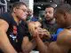 Jovem vence todos os duelos de braço de ferro contra bodybuilder