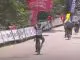 Ciclista cai ao festejar com os braços levantados na linha da meta