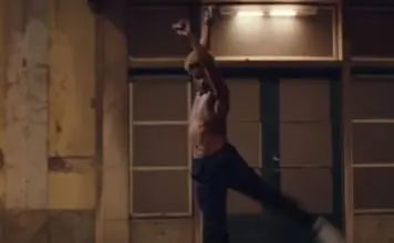 Bailarino Marcelino Sambé dá show com dança numa rua deserta em Lisboa