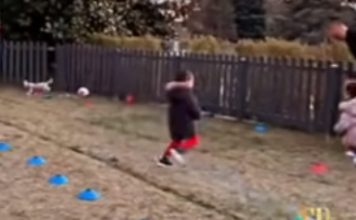 Cristiano Ronaldo joga futebol com os seus filhos e o cão