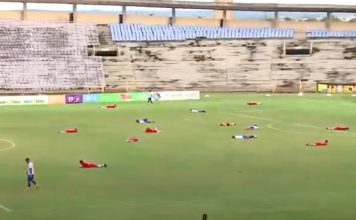 Jogo de futebol é interrompido por um ataque de abelhas