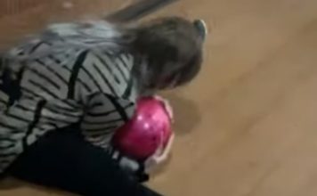 Jovem consegue fazer com que bola de bowling volte para trás