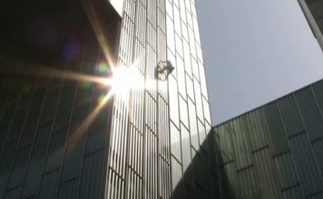 Jovem escala arranha-céus sem qualquer proteção em Barcelona