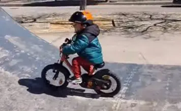 Menino de 3 anos já é um craque em 2 rodas