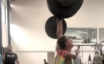 Jovem só com um braço levanta 90 kg