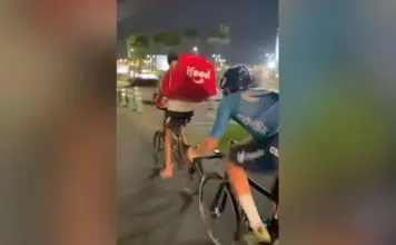 Estafeta de mochila e chinelos faz picanço com profissional da Movistar