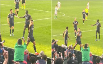 Bellingham responde com um gesto positivo a um adepto do Bétis que havia feito gestos obscenos na sua direção