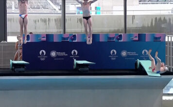 Mergulhador francês escorrega durante inauguração do Centro Aquático para Jogos Olímpicos