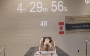 Mulher de 58 anos quebra recorde mundial em prancha em vídeo inspirador