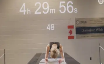 Mulher de 58 anos quebra recorde mundial em prancha em vídeo inspirador