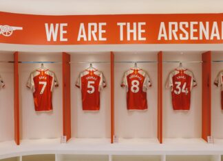 História e curiosidades da Liga Europa UEFA que não conheces Arsenal FC jerseys on display in the Emirates Stadium locker room, London.