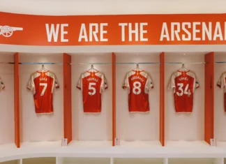 História e curiosidades da Liga Europa UEFA que não conheces Arsenal FC jerseys on display in the Emirates Stadium locker room, London.