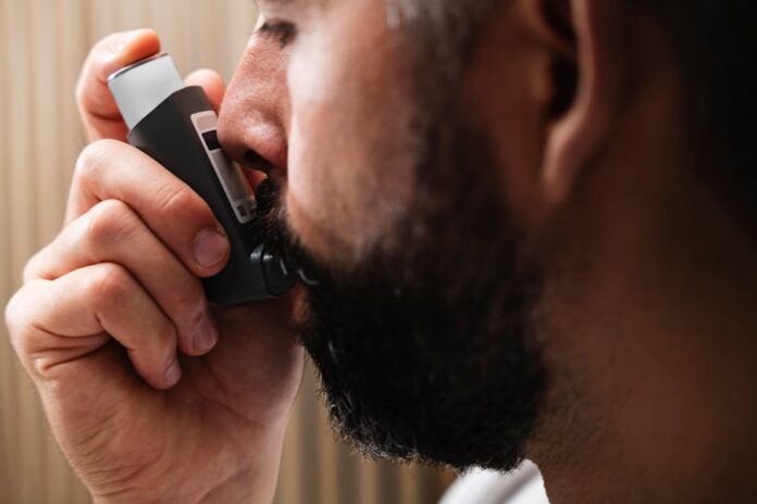 Cinesioterapia Respiratoria: Descubra Seus Benefícios Incríveis! A close-up image of a man using an inhaler, highlighting respiratory health concepts.