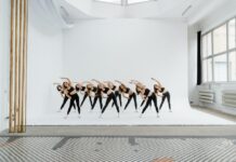 Descubra os surpreendentes benefícios do exercício físico diário Group of women exercising in a bright studio space. Perfect for fitness and lifestyle themes.