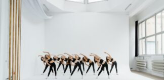 Descubra os surpreendentes benefícios do exercício físico diário Group of women exercising in a bright studio space. Perfect for fitness and lifestyle themes.