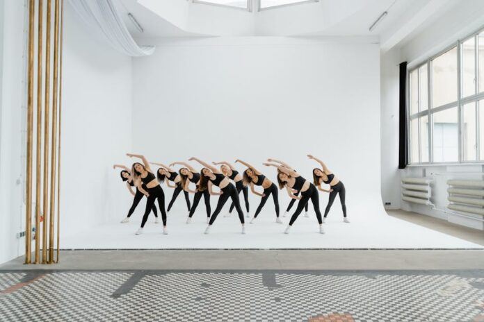 Descubra os Surpreendentes Benefícios do Exercício Físico Diário Group of women exercising in a bright studio space. Perfect for fitness and lifestyle themes.