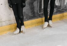 Leggings no Desporto: Descubra o conforto e estilo em cada movimento Two people on an ice rink wearing white ice skates and black leggings.