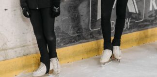 Leggings no Desporto: Descubra o conforto e estilo em cada movimento Two people on an ice rink wearing white ice skates and black leggings.
