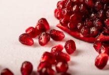 Vida Saudável: 7 Segredos que transformam o seu dia a dia Vibrant close-up of juicy pomegranate seeds with droplets, ideal for healthy food concepts.