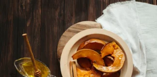 Como manter o peso nas festas de Natal: Dicas eficazes Delicious baked pumpkin slices with honey and cinnamon on a rustic wooden table.