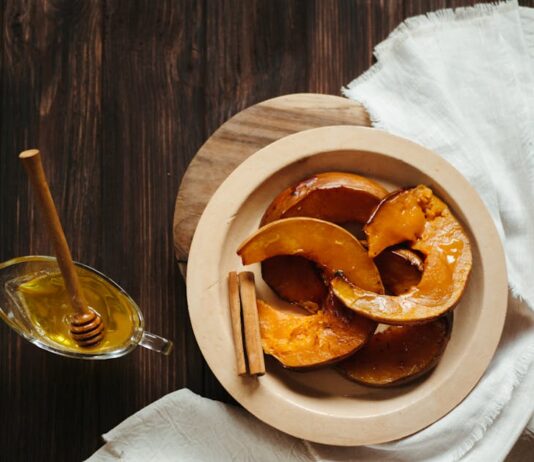 Como manter o peso nas festas de Natal: Dicas eficazes Delicious baked pumpkin slices with honey and cinnamon on a rustic wooden table.
