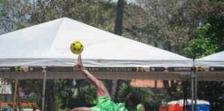Desporto ao ar livre no verão: Descubra atividades incríveis Athletes showcasing futevôlei skills at a sunny tournament in Ilhéus, BA, Brazil.