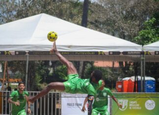 Desporto ao ar livre no verão: Descubra atividades incríveis Athletes showcasing futevôlei skills at a sunny tournament in Ilhéus, BA, Brazil.