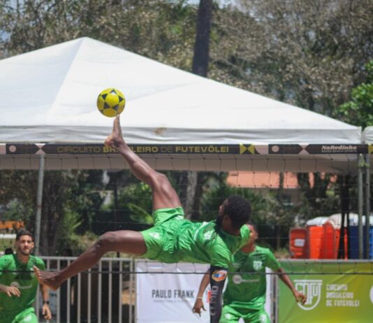 Desporto ao ar livre no verão: Descubra atividades incríveis Athletes showcasing futevôlei skills at a sunny tournament in Ilhéus, BA, Brazil.