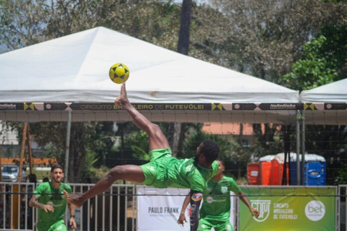 Desporto ao ar livre no verão: descubra atividades incríveis! Athletes showcasing futevôlei skills at a sunny tournament in Ilhéus, BA, Brazil.