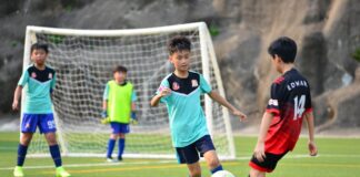 Desporto para Crianças: Atividades incríveis nas férias Boys playing soccer during a team training session outdoors on a sunny day.