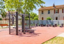 Parques de Fitness ao ar livre: Descubra os seus benefícios Public outdoor gym with exercise equipment in a sunny park in Saint-Priest, France.