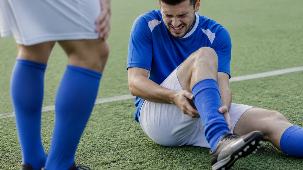 Jogadores em campo durante um jogo de futebol